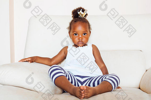 漂亮的非洲美国女孩坐着白色椅子穿玩具皇冠头公主<strong>女王</strong>生活方式人概念