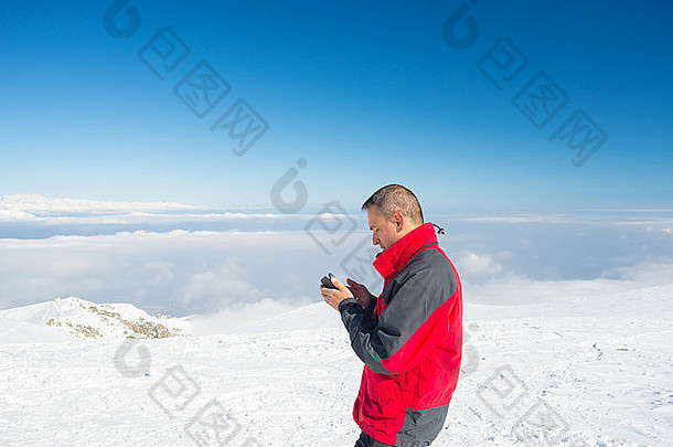 登山家电话手峰会雄伟的全景视图意大利阿尔卑斯山脉冬天季节概念分享