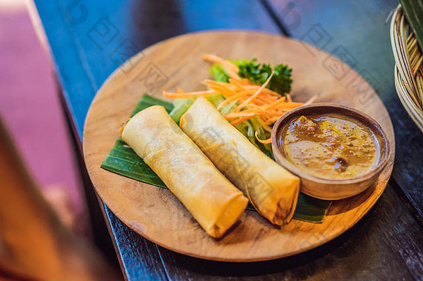 炸春天卷服务沙拉酱汁传统的印尼亚洲菜