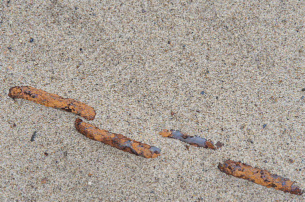 生锈的链消失了沙子海滩