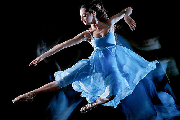 高加索人年轻的女人芭蕾舞舞者跳舞孤立的黑色的背景光绘画运动模糊速度效果
