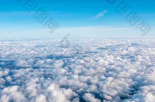 空中视图云覆盖horizoin城市窥视