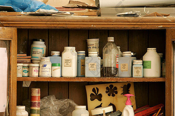 架子上艺术陶器学校瓶油漆油漆化学物质塑料瓶安排架子上混乱的参差不齐的污渍