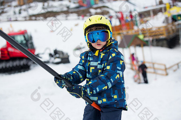 可爱的学前教育孩子蓝色的夹克滑雪幸福的阳光明媚的一天阿尔卑斯山脉