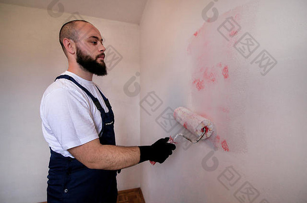 建设<strong>工人</strong>完成改造公寓专业画家承包商白色油漆辊刷绘画墙房间