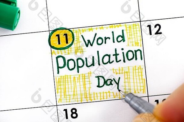 女人手指笔写作提醒世界人口一天日历7月