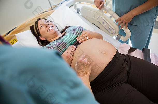 怀孕了女人检查护士