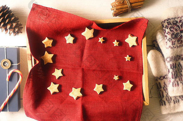 圣诞节饼干红色的餐巾托盘装饰前视图