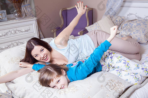 快乐妈妈。女儿有趣的床上早....