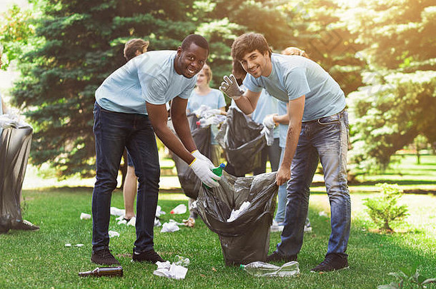 集团志愿者垃圾袋清洁公园