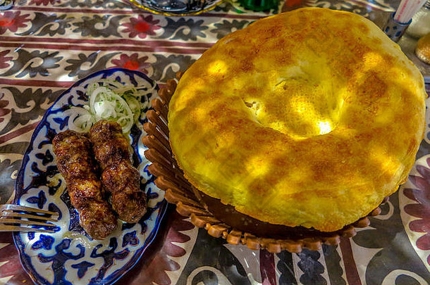 乌兹别克传统的羊肉卡巴布馕饼面包
