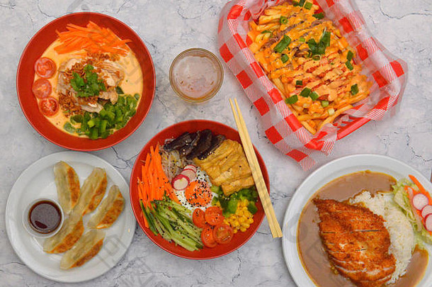 选择朝鲜文食物包括豆腐蘑菇bimbimbap牛肉泡菜鸡红色的咖喱蔬菜饺子脆皮潘科鸡胜咖喱