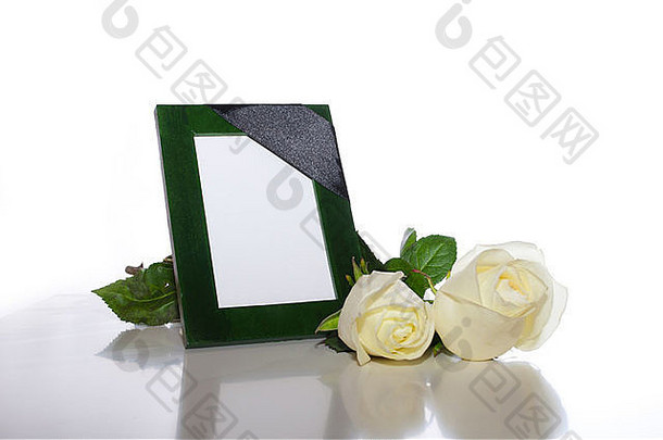 绿色照片框架哀悼黑色的磁带白色<strong>玫瑰</strong>光背景