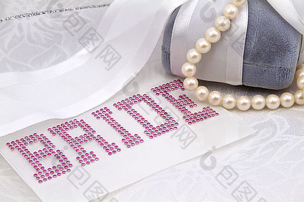 婚礼庆祝活动图像新娘拼写粉红色的珠宝信灰色的天鹅绒珠宝盒子白色珍珠