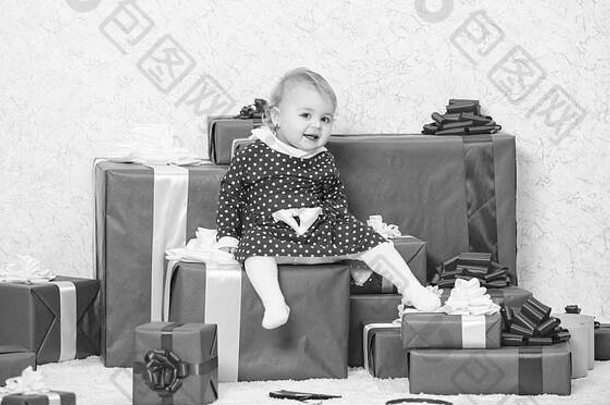 婴儿圣诞节一生事件家庭假期婴儿女孩玩桩礼物盒子礼物孩子圣诞节庆祝圣诞节圣诞节礼物蹒跚学步<strong>的</strong>