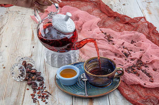 玫瑰果茶过程酝酿茶茶仪式杯新鲜酿造玫瑰果茶木背景