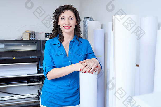 微笑浅黑肤色的女人印刷办公室