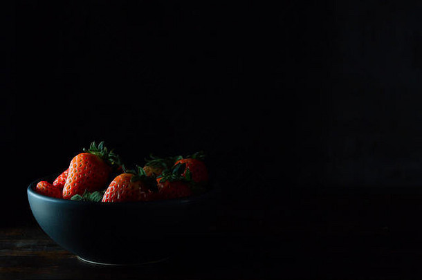 碗新鲜的红色的草莓边缘窗口黑色的食物摄影水果完整的维生素