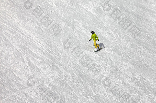 滑雪骑新鲜的粉雪