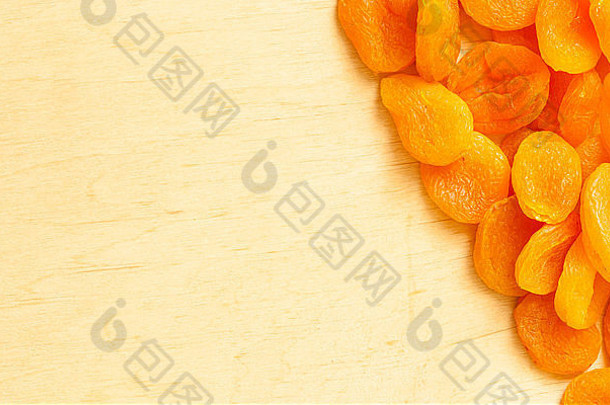 健康的食物有机营养边境框架干杏子集水果木背景