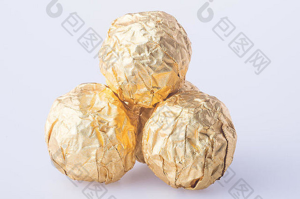 巧克力球黄金箔纸背景