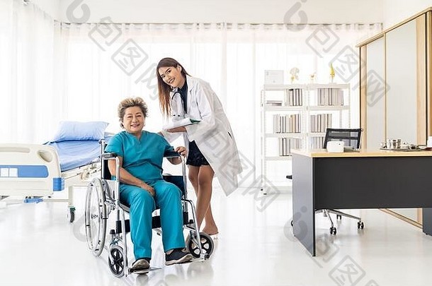 亚洲信心医生照顾者会说话的健康担忧上了年纪的女人病人坐轮椅医院病房每天检查