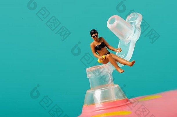 特写镜头微型女人泳衣穿游泳帽游泳谷歌太阳镜阀游泳环蓝色的后台支持