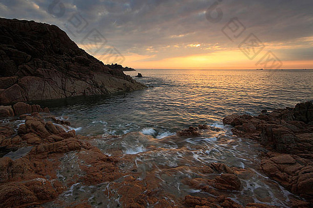 日落色调红色的岩石点有关病人西海岸格恩西岛通道岛屿英格兰