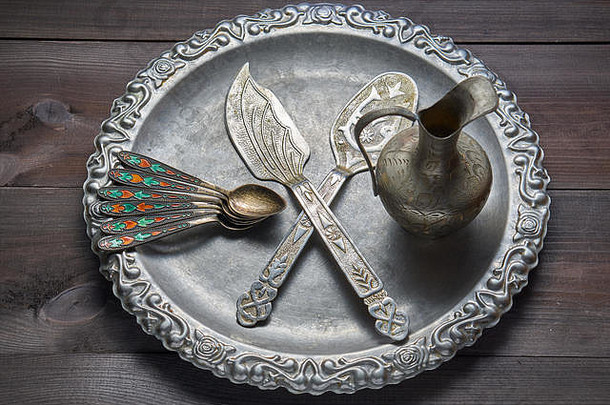 古董银厨房用具餐具银器点缀模式生动的茶匙装饰壶托盘黑暗表格低角视图