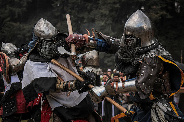 中世纪的骑士战斗护甲剑盾牌节日