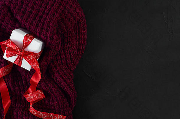 礼物盒子红色的丝带围巾黑色的表格