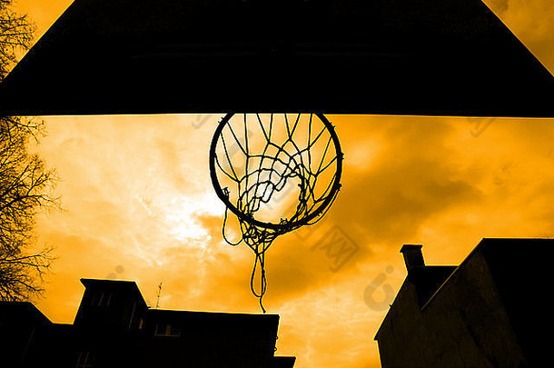 轮廓篮球希望操场上黄色的天空
