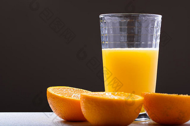 玻璃新鲜的橙色汁橙色半黑暗背景一边视图