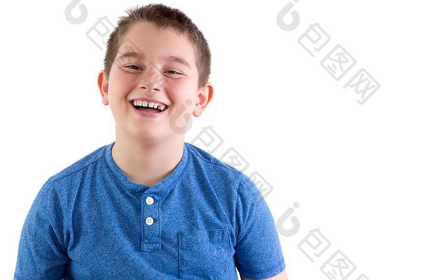 无忧无虑的有吸引力的年轻的男孩享受好笑话站笑相机头肩膀肖像孤立的一点点