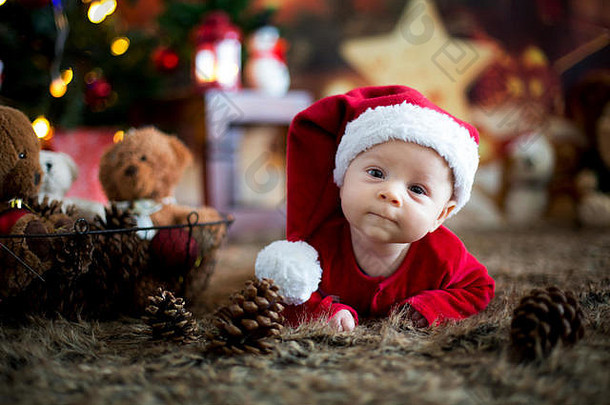 肖像新生儿婴儿圣诞老人衣服婴儿床上冬天雪景观户外