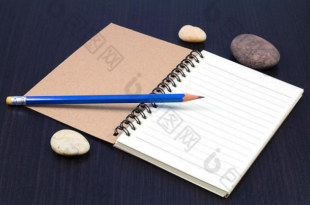 笔记本卵石海滩蓝色的铅笔木表格