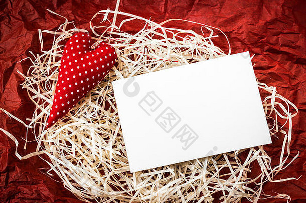 空白白色纸卡复制空间古董手工制作的红色的情人节一天玩具心桩稻草皱巴巴的纸背景