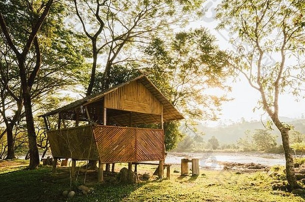 马来西亚太阳上升木小屋城市belud上午