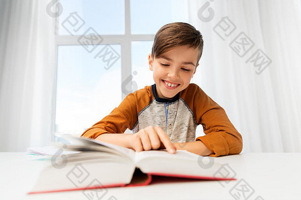 学生男孩阅读书首页表格