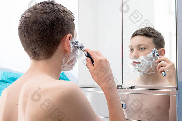 年轻的十几岁的男孩剃须时间