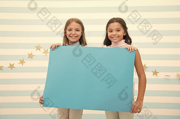 孩子们公告概念令人惊异的令人惊讶的新闻女孩持有公告横幅女孩孩子们持有纸横幅公告孩子们快乐空白纸公告复制空间