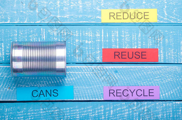回收概念显示减少重用回收罐蓝色的饱经风霜的背景