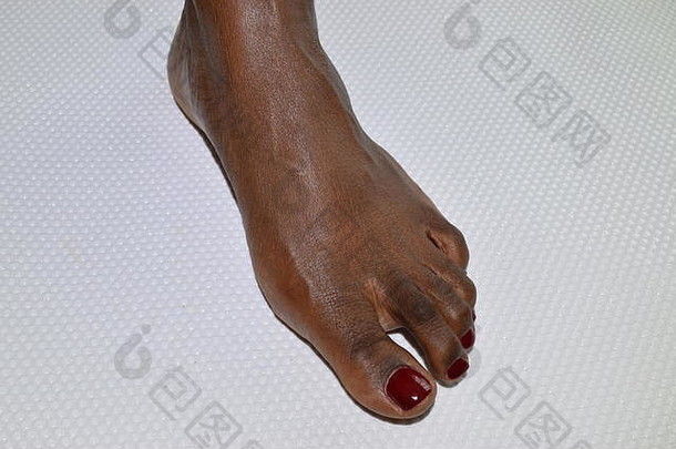清洁养尊处优的女脚红色的指甲波兰的白色背景