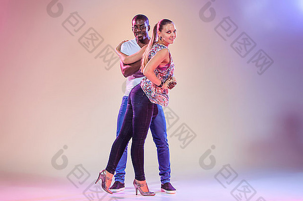 年轻的夫妇<strong>舞蹈社</strong>会加勒比萨尔萨舞工作室拍摄淡紫色背景积极的人类情绪黑色的非洲cauc