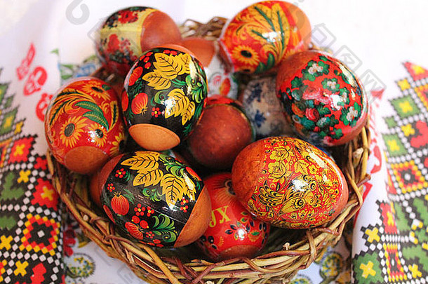 美丽的画红色的鸡蛋篮子庆祝活动复活节