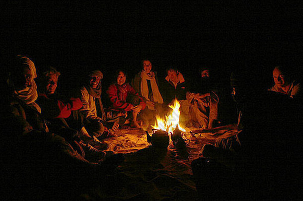 正像旅游篝火晚上oued锡塔拉滨tassili阿哈加尔撒哈拉沙漠沙漠阿尔及利亚