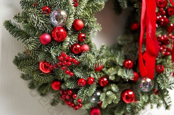 美丽的红色的圣诞节花环新鲜的云杉白色通过入口<strong>房子</strong>圣诞节情绪圣诞节树