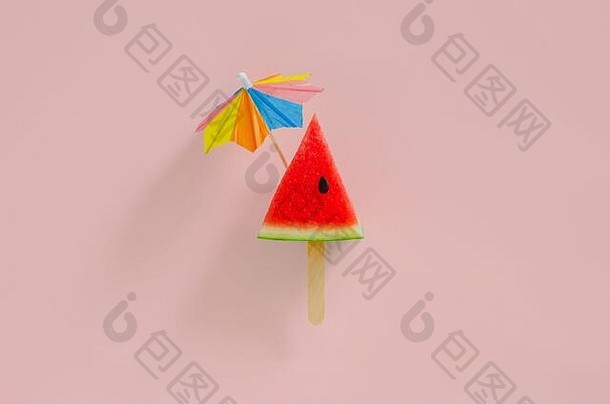 红色的片西瓜设计冰奶油坚持鸡尾酒伞前粉红色的背景最小的夏天水果概念