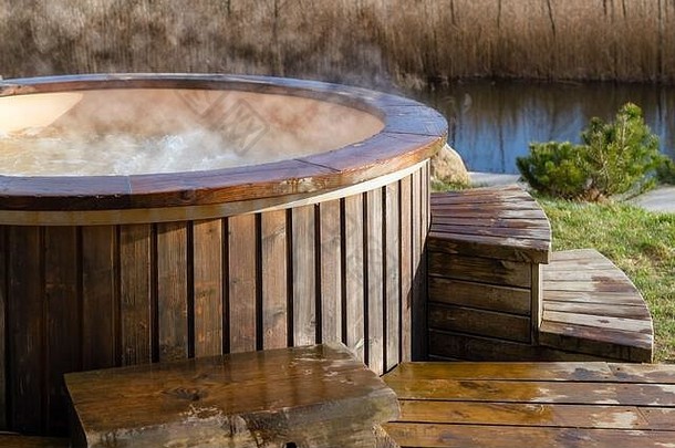 水旋转木热浴缸自然享受热热气腾腾的池阳光明媚的一天私人水疗中心治疗
