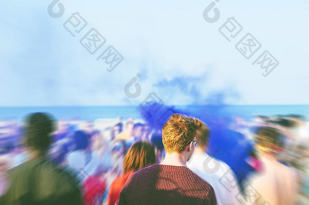 年轻的多元文化的人跳舞海滩聚会，派对蓝色的颜色光烟背景概念聚会，派对有趣的夏天